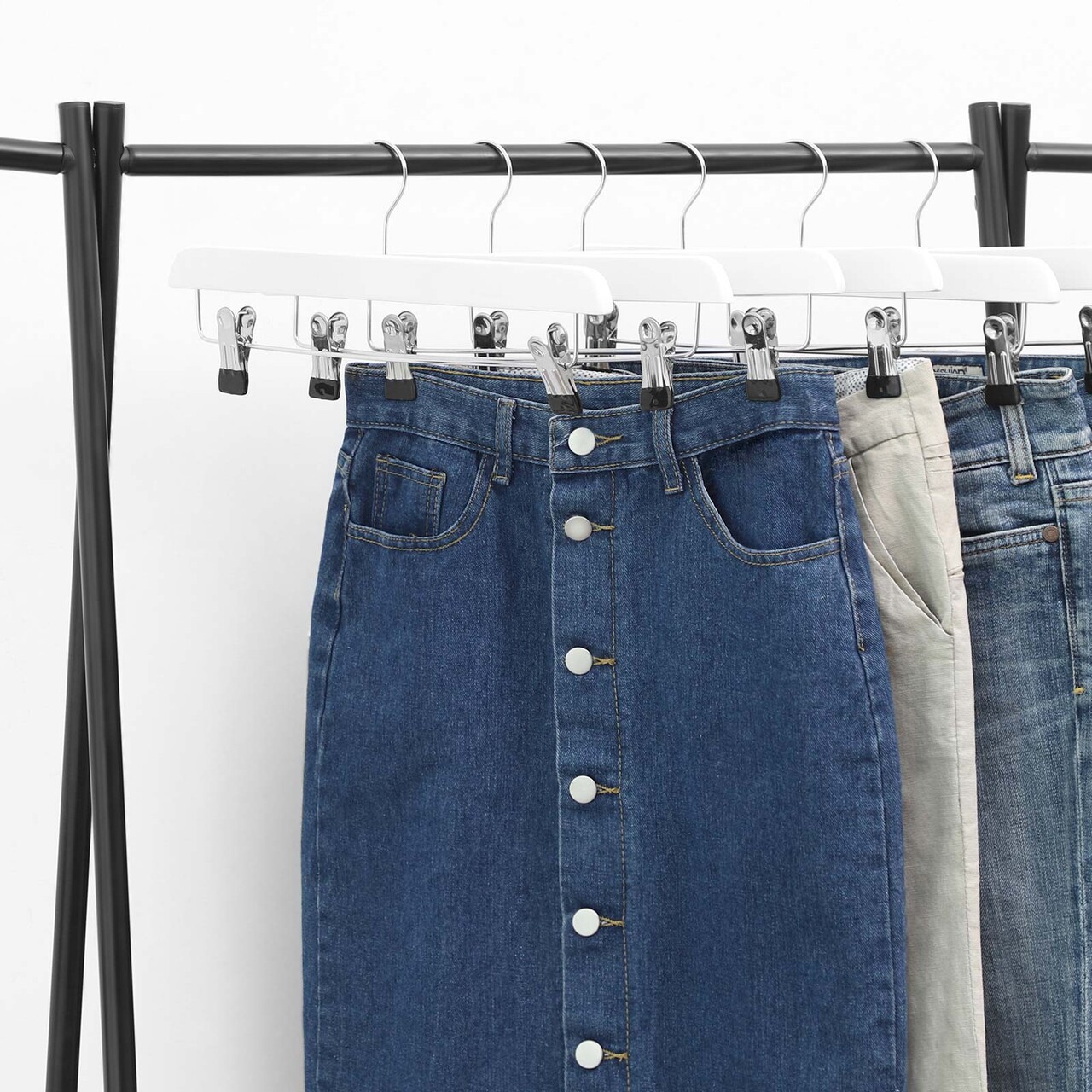 Set 8 umerase de lemn pentru fuste si pantaloni Clips, Songmics, 35.5x1.1x16.2 cm, max 3 kg, lemn Schima, alb - imagine 7